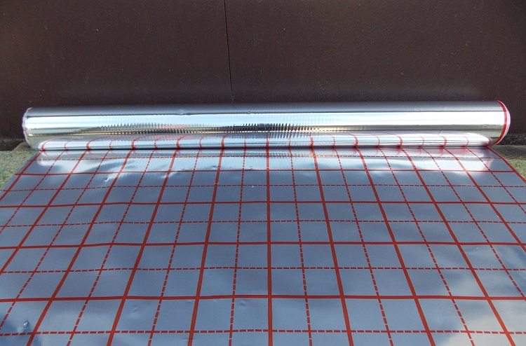 Avant de poser des tuyaux, il est nécessaire de recouvrir le sol d'une couche de matériau isolant Chauffage au sol à faire soi-même à partir de tuyaux en polypropylène