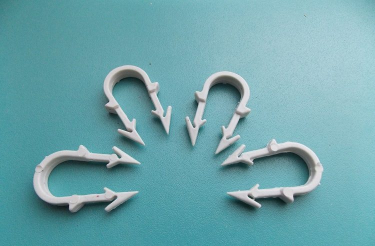 Vous pouvez fixer le tuyau au sol à l'aide de clips spéciaux, qui doivent être placés uniformément sur des distances égales Chauffage au sol à faire soi-même à partir de tuyaux en polypropylène