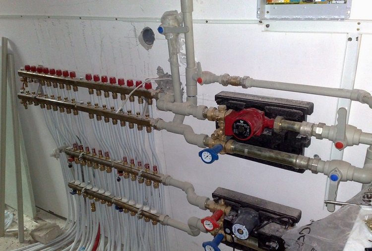 Pour régler le fonctionnement du plancher chaud, un collecteur est nécessaire Chauffage au sol à faire soi-même à partir de tuyaux en polypropylène