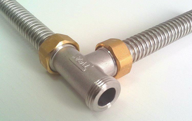 Les tuyaux en métal ondulé peuvent être connectés à l'aide d'une variété de raccords Tuyau ondulé flexible