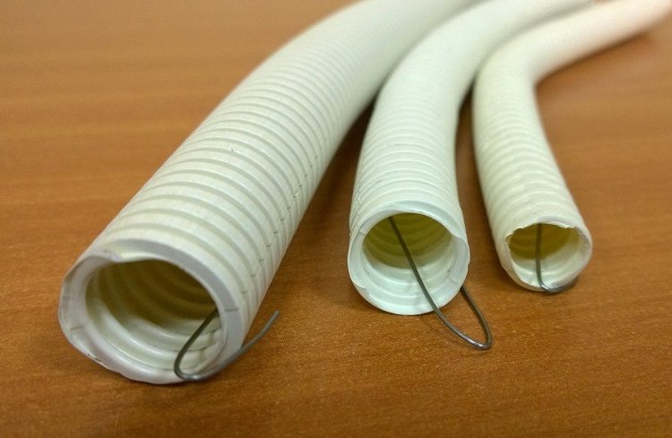 De nombreux types de tuyaux électriques sont équipés d'une sonde pour la commodité de placer le câble à l'intérieur Tuyau ondulé flexible