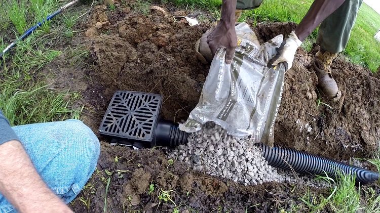 Le tuyau de drainage doit être recouvert de gravier, car il passe facilement l'eau Tuyau de drainage ondulé