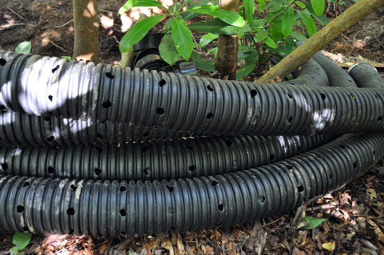 Vous pouvez acheter un tuyau avec des trous de drainage prêts à l'emploi pour réduire le temps d'installation Tuyau de drainage ondulé
