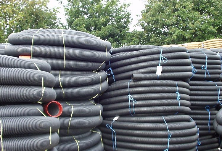 Les tuyaux pour les systèmes de drainage de petit diamètre sont flexibles et sont livrés dans des baies. Tuyau de drainage ondulé