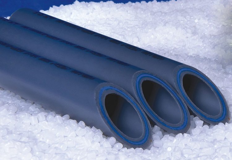 Les tuyaux renforcés par rapport aux tuyaux ordinaires sont plus durables et résistants aux changements de température. Tuyau en polypropylène renforcé de fibre de verre