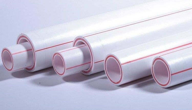 La couche de renforcement en fibre de verre est située au milieu des tuyaux - entre les couches de polypropylène Tuyau en polypropylène renforcé de fibre de verre