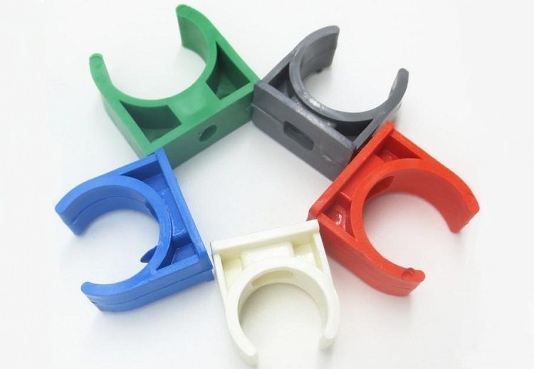 Les tuyaux renforcés doivent être fixés avec des clips ou des colliers spéciaux, en les plaçant strictement sur une certaine distance Tuyau en polypropylène renforcé de fibre de verre