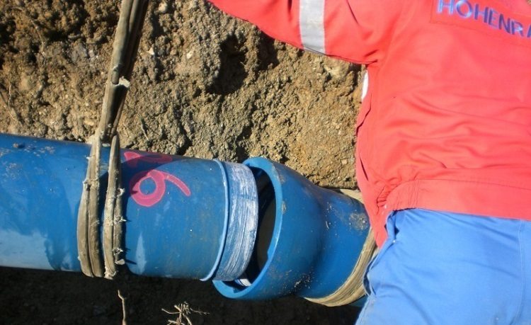 Une connexion en forme de cloche nécessite plus de main-d'œuvre qu'une connexion sans cloche, mais si tout est fait correctement, une étanchéité complète peut être obtenue Tuyaux d'égout en fonte
