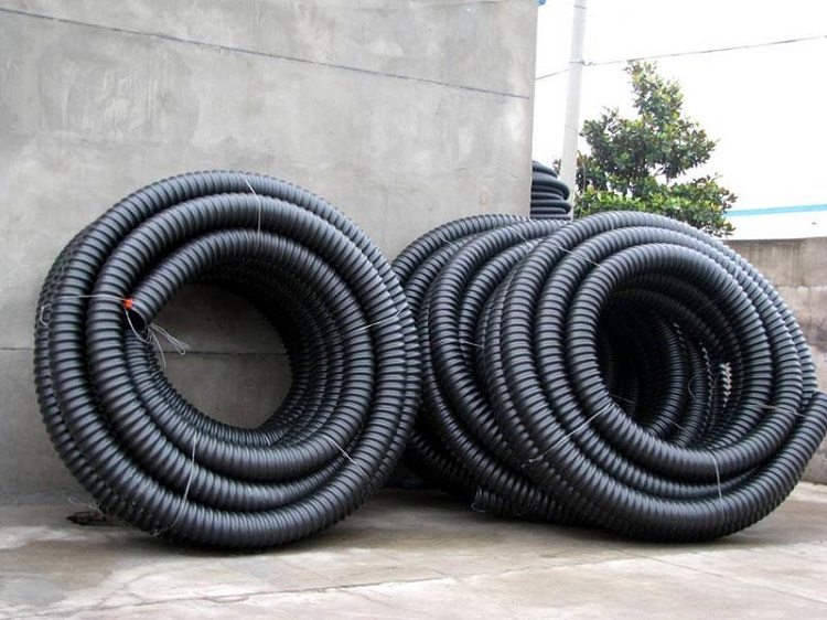 Les tuyaux électriques en PVC ne brûlent pas, ils sont donc souvent utilisés pour poser des câbles ouverts dans des locaux résidentiels Tubes électrotechniques ondulés