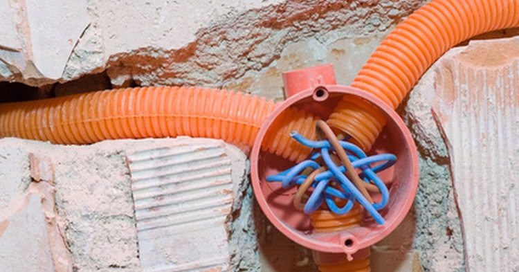 S'il y a un besoin de câblage à l'intérieur des murs ou du sol, vous devez utiliser des tuyaux lourds qui peuvent supporter de lourdes charges Tubes électrotechniques ondulés