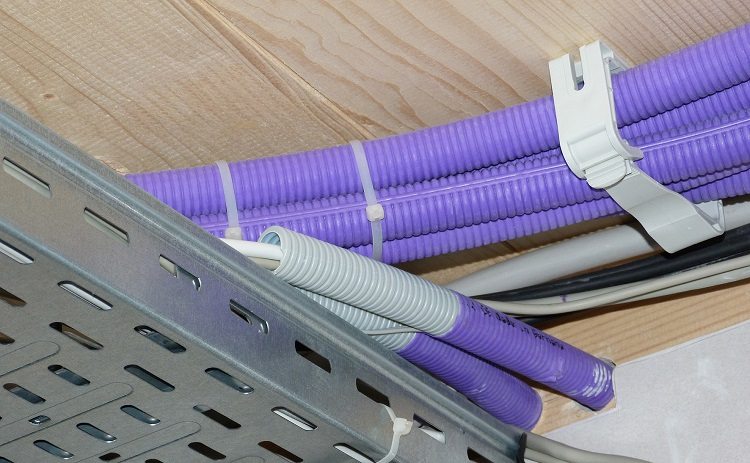 Fixez les tuyaux électriques avec des clips en plastique de différentes formes, leur taille est sélectionnée en fonction du diamètre de l'ondulation Tubes électrotechniques ondulés