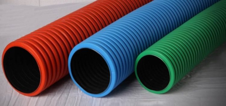 Les câbles à des fins différentes ne tiennent pas dans un seul tuyau, pour chaque type de réseau, une ondulation d'une certaine couleur est utilisée Tubes électrotechniques ondulés