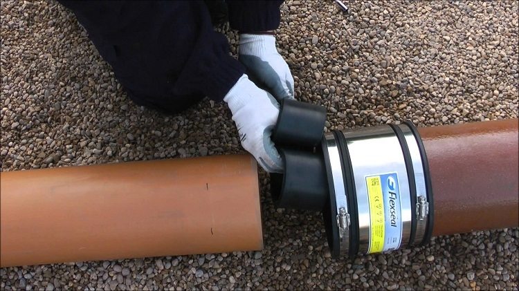 Les tuyaux en PVC sont facilement connectés à d'autres types de produits à l'aide de dispositifs spéciaux Tuyaux d'égout en PVC