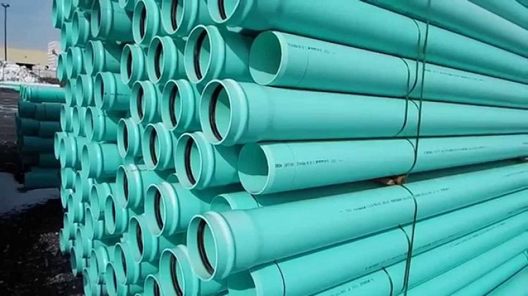 La surface intérieure des tuyaux en plastique est lisse, par conséquent, un tel système d'égouts nécessite un nettoyage beaucoup moins fréquent que la fonte Un dispositif pour nettoyer les tuyaux d'égout