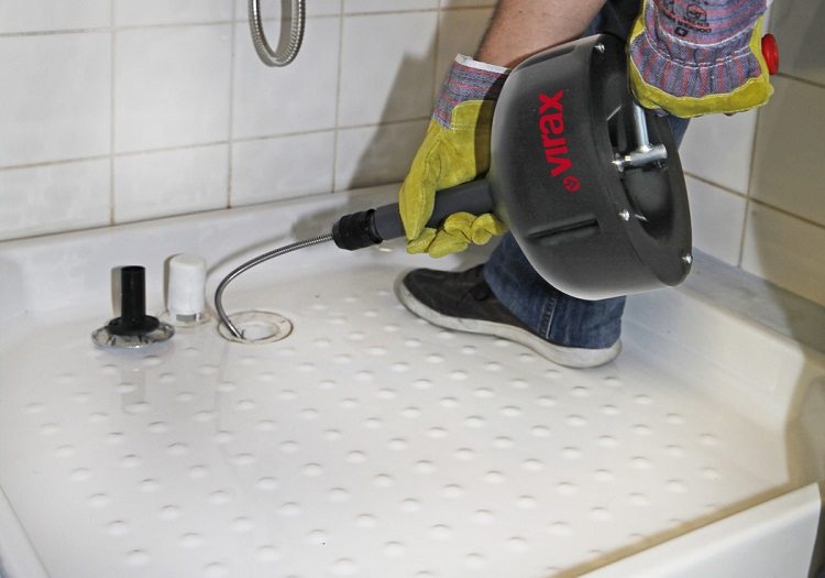 Un câble de plomberie est un appareil simple utilisé pour le nettoyage des tuyaux depuis des décennies Un dispositif pour nettoyer les tuyaux d'égout