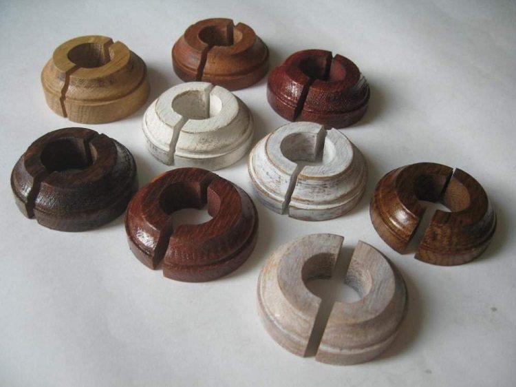 Les rosettes décoratives sont fabriquées à partir d'une variété de matériaux, mais le bois est plus beau Boîte décorative pour tuyaux de chauffage