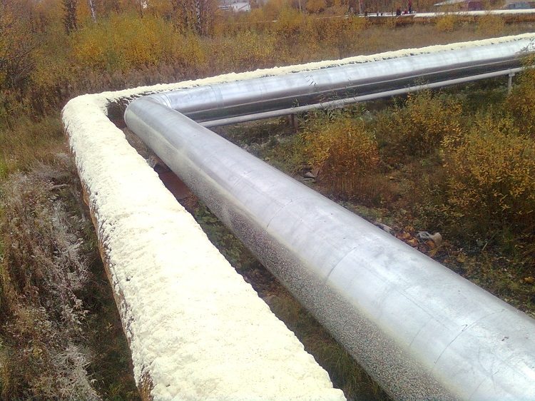 L'une des façons de chauffer les tuyaux consiste à y appliquer de la mousse de polyuréthane. Isolation en feuille pour tuyaux de chauffage