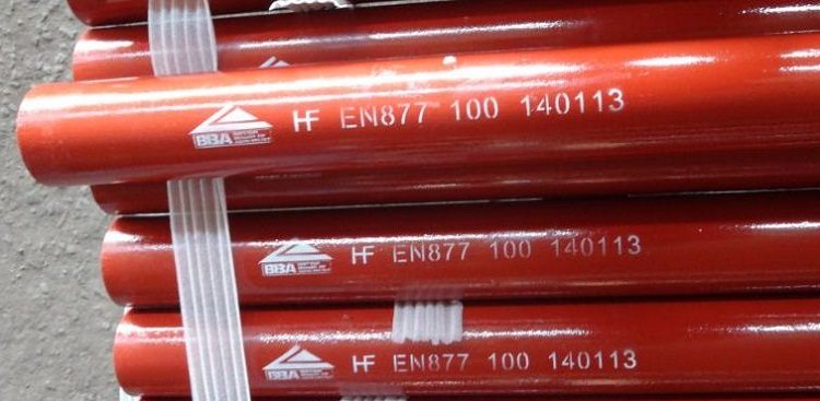 Le revêtement coloré extérieur des tuyaux est une protection contre la corrosion; la couche de cette protection est également vérifiée pour les dommages. GOST 6942-98 tuyaux d'égout en fonte