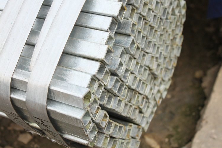 La taille minimale des tubes carrés est de 10x10 millimètres gost-8645-68-truby-stalnye-pryamougolnye-sortament-3