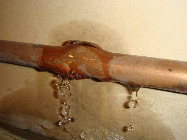 Lors de la rupture d'un tuyau de chauffage, il convient de rappeler que la température de l'eau qui coule est très élevée Quels tuyaux sont les meilleurs pour le chauffage