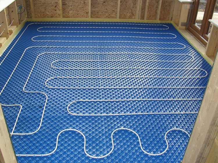 L'un des avantages des tuyaux métalliques est la possibilité de les utiliser pour l'installation de chauffage par le sol Quels tuyaux sont les meilleurs pour le chauffage