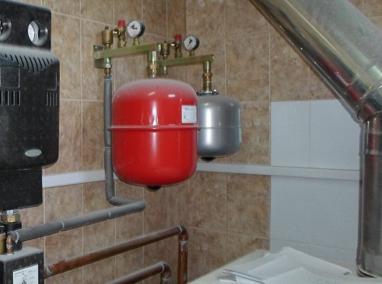 Pour éviter les coups de bélier dans le système, un vase d'expansion doit être installé Système de chauffage monotube à circulation forcée