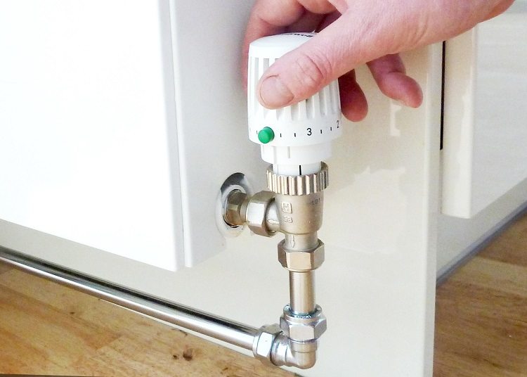 Dans un système horizontal avec des sections de fermeture, des vannes pour régler la température peuvent être installées Système de chauffage monotube à circulation forcée
