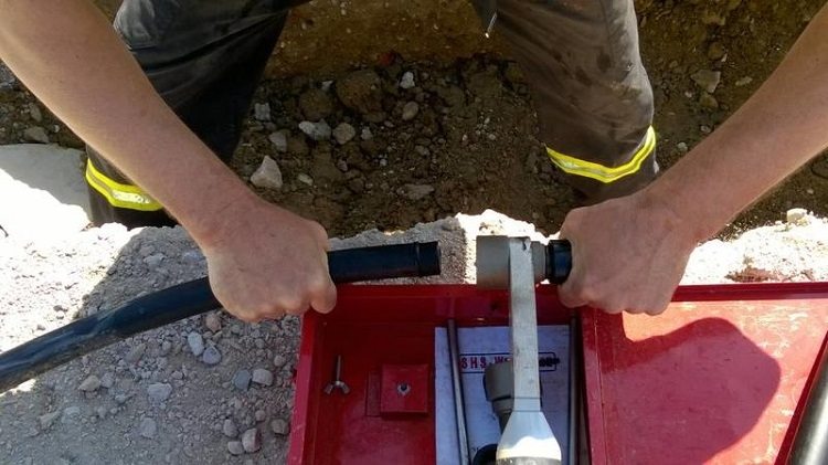 Les sections de tuyaux sont interconnectées par soudage à chaud Tuyau en PEHD pour la pose de câbles dans le sol