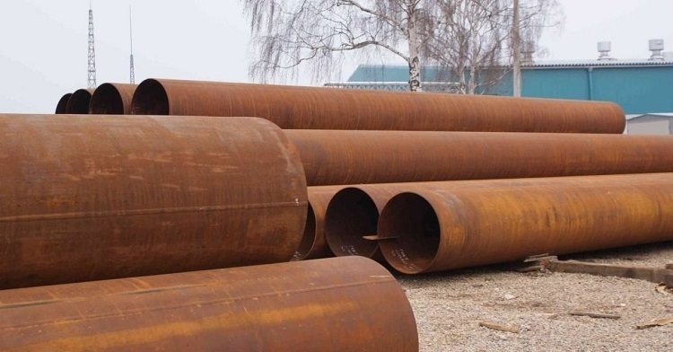 Les tuyaux longitudinaux sont un type de matériau populaire utilisé dans les pipelines d'eau et de gaz. Assortiment de tuyaux en acier