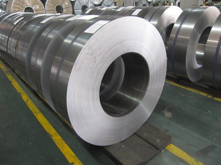 Les ébauches pour les tubes en acier sont des bandes - des bandes d'acier, le diamètre du futur produit dépend de la largeur de laquelle Assortiment de tuyaux en acier
