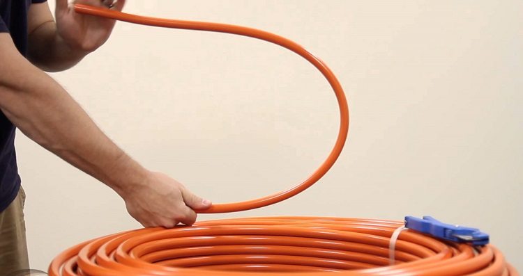 Le tuyau PEX est très flexible, il vous permet de monter à partir d'un système avec un grand nombre de coudes sans utiliser de connecteurs d'angle Tuyau en polyéthylène réticulé