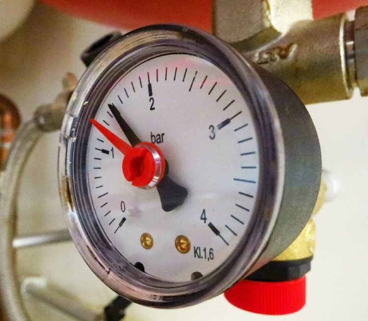 La chute de pression lors du démarrage du système de chauffage est l'une des causes de bruit dans les tuyaux, qui disparaît sans aucune intervention Frappez dans les tuyaux de chauffage d'une maison privée