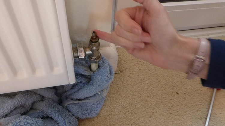 Une fuite de liquide de refroidissement par des soupapes défectueuses ou un tuyau endommagé peut également provoquer des bruits anormaux dans le système Frappez dans les tuyaux de chauffage d'une maison privée