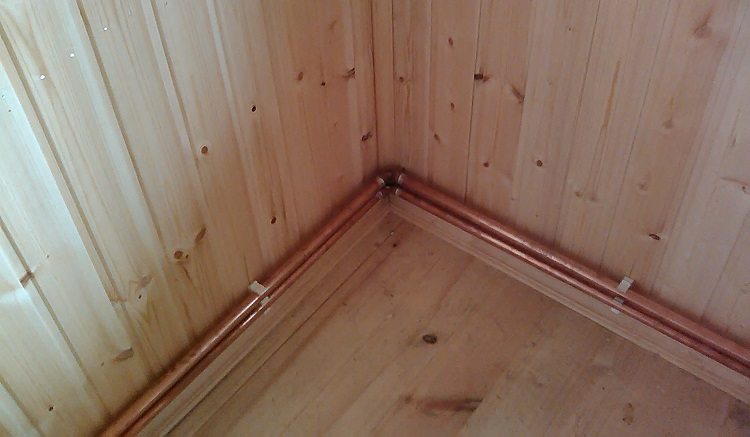 Les tuyaux de chauffage doivent être fixés aux murs à de courtes distances égales, une fixation insuffisamment sécurisée peut entraîner une perturbation du réseau Frappez dans les tuyaux de chauffage d'une maison privée