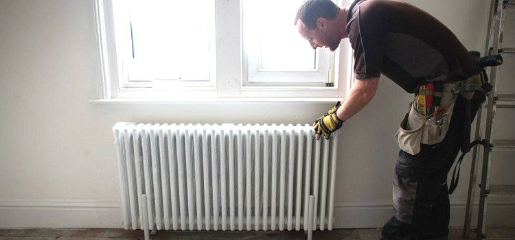 Il peut y avoir un coup dans les tuyaux de chauffage et les batteries pour diverses raisons, mais l'un d'eux doit être retiré dès que possible. Frappez dans les tuyaux de chauffage d'une maison privée