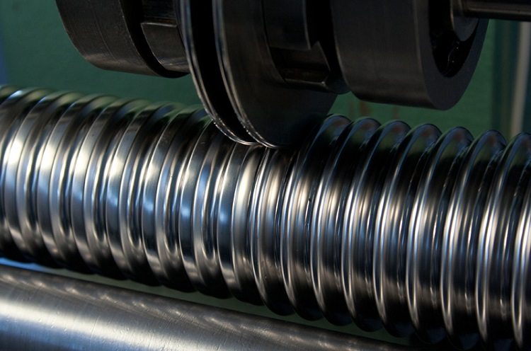 La structure nervurée du tuyau est assurée par un roulement avec des rouleaux spéciaux. Tuyau ondulé pour le chauffage