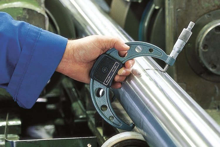 Le contrôle de la qualité des tuyaux produits comprend la vérification de la conformité avec le diamètre, la forme et l'épaisseur de la paroi de GOST Tuyau en acier sans soudure