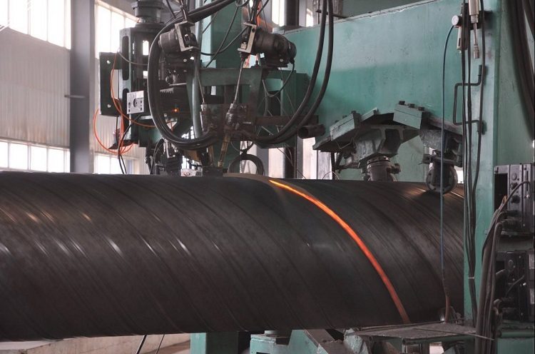 Les tuyaux soudés électriquement ont un joint de raccordement (droit ou en spirale), qui peut se révéler être un point faible à des charges élevées sur le pipeline Tuyau en acier électrosoudé