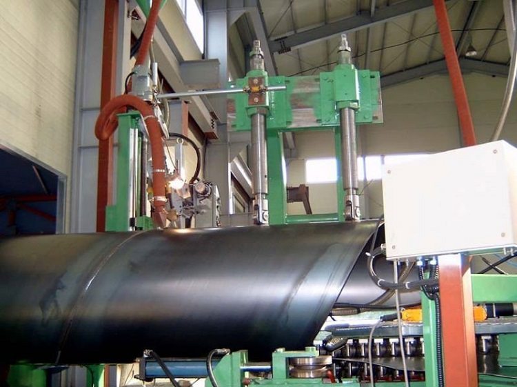 Pour faire un tuyau, la feuille de métal est pliée ou torsadée en spirale et les joints sont soudés avec une unité électrique Tuyau en acier électrosoudé