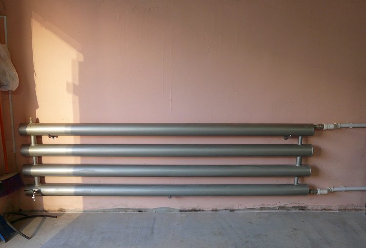 Les appareils de chauffage sont faits uniquement de tuyaux en acier, les produits en plastique ne sont pas utilisés dans de tels appareils Tuyau en acier électrosoudé