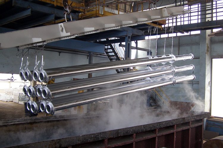 Pour la galvanisation à chaud, les tuyaux sont immergés dans une solution de zinc chauffée à une température de 450 degrés Tuyau en acier galvanisé