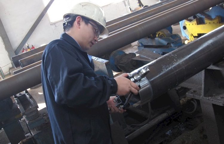 Les tuyaux finis passent le contrôle, y compris l'inspection visuelle, ainsi que les mesures avec des instruments et outils spéciaux Tuyau en acier à paroi mince