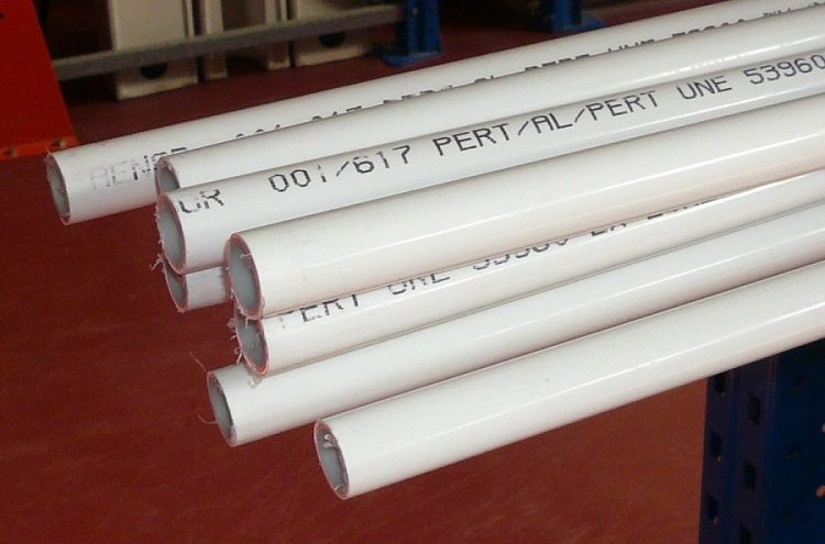 Les tuyaux en plastique sont un produit multicouche dont les surfaces intérieure et extérieure sont recouvertes de polymère Tubes métal-plastique pour le chauffage