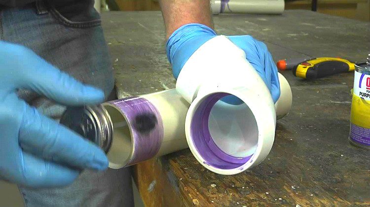 Lors de l'installation du pipeline, il est nécessaire de coller de la colle sur les deux détails connectés Tuyaux sous pression en PVC
