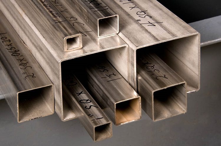 La taille du tuyau et l'épaisseur de ses parois affectent le poids d'un mètre courant du produit Tubes rectangulaires en acier