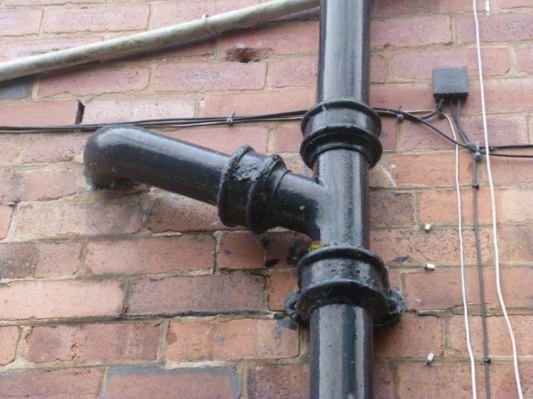 Les tuyaux en métal peuvent être installés à l'extérieur du bâtiment, sans aucun revêtement, car ils ne s'effondrent pas sous l'influence des rayons ultraviolets Pipe de ventilateur qu'est-ce que c'est