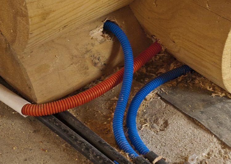 En raison de la propriété d'auto-extinction, les tuyaux ondulés en polymères sont une excellente option pour la pose de câbles électriques dans les maisons en bois Tuyau ondulé GOST