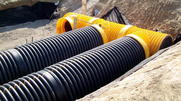En plus des réseaux électriques, des tuyaux lourds sont utilisés avec succès dans les réseaux pluviaux, de drainage et d'égouts Tuyau ondulé GOST