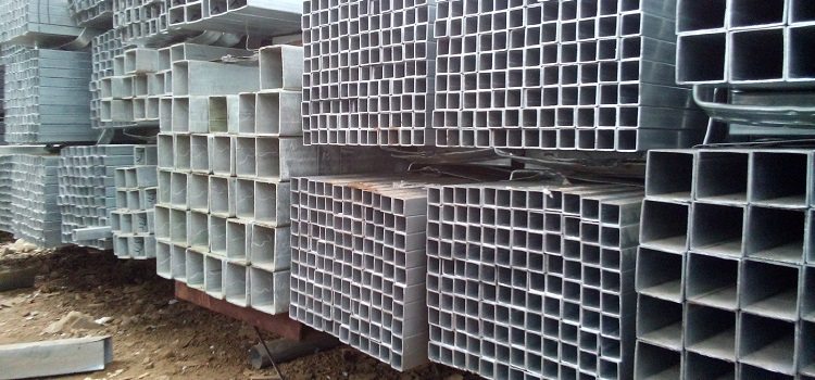 Les tuyaux profilés sont disponibles dans une variété de tailles et servent à la fois de base aux bâtiments et aux structures simples telles que les clôtures Soudage de tubes profilés