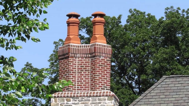 La hauteur du tuyau dépend du matériau de la toiture, s'il est inflammable, la cheminée doit s'élever d'au moins 1 mètre du revêtement Cheminées en céramique